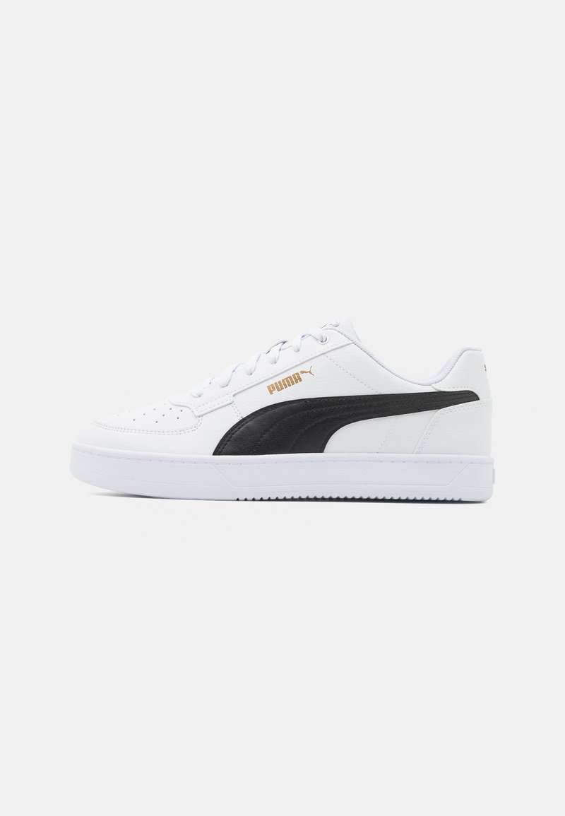 Baltas sportinis batelis su juodu PUMA logotipu, pasižymi lygiu odiniu viršumi, tekstūruotais elementais, apvalia nosimi ir paminkštintu apykakle, paremta guminio pado.