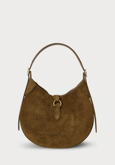 Smeđa nubuk torba za ramena sa zaobljenim oblikom, zlatnim detaljima i podešivim remenom. Ima preklopni zatvarač sprijeda i suptilne detalje šivanja.