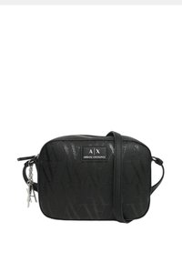 Borsa a tracolla nera in pelle sintetica con motivo logo in rilievo, chiusura a zip, tracolla regolabile e etichetta con marchio caratterizzata da accenti in argento.
