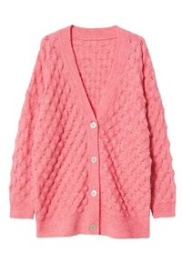 Cárdigan de punto rosa con un patrón texturizado de burbujas, escote en V y cinco botones en la parte frontal. Diseño ligero y de corte holgado.