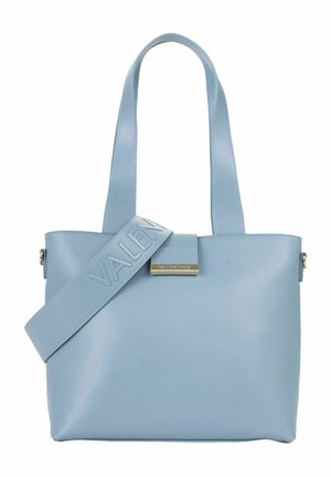 Sac cabas Valentino bleu clair avec deux poignées et une large bandoulière embossée, orné d'une petite plaque logo dorée.