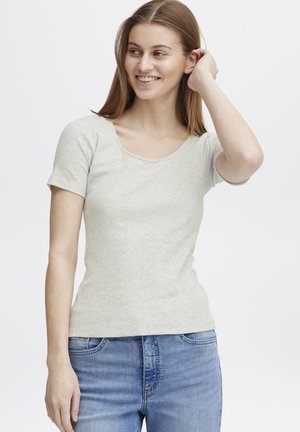 Lys grå kortærmet top med rund halsudskæring, glat tekstur, tætsiddende design, kombineret med blå jeans. Enkel og afslappet stil.