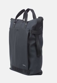 Grote zwarte tote bag gemaakt van duurzaam materiaal, met twee handgrepen aan de bovenkant, een ritsluiting en een strak minimalistisch ontwerp.