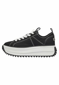 Czarne płócienne sneakersy z białymi akcentami, gruba biała podeszwa środkowa oraz teksturowana czarna gumowa podeszwa. Zawierają białe przeszycia i sznurowadła.