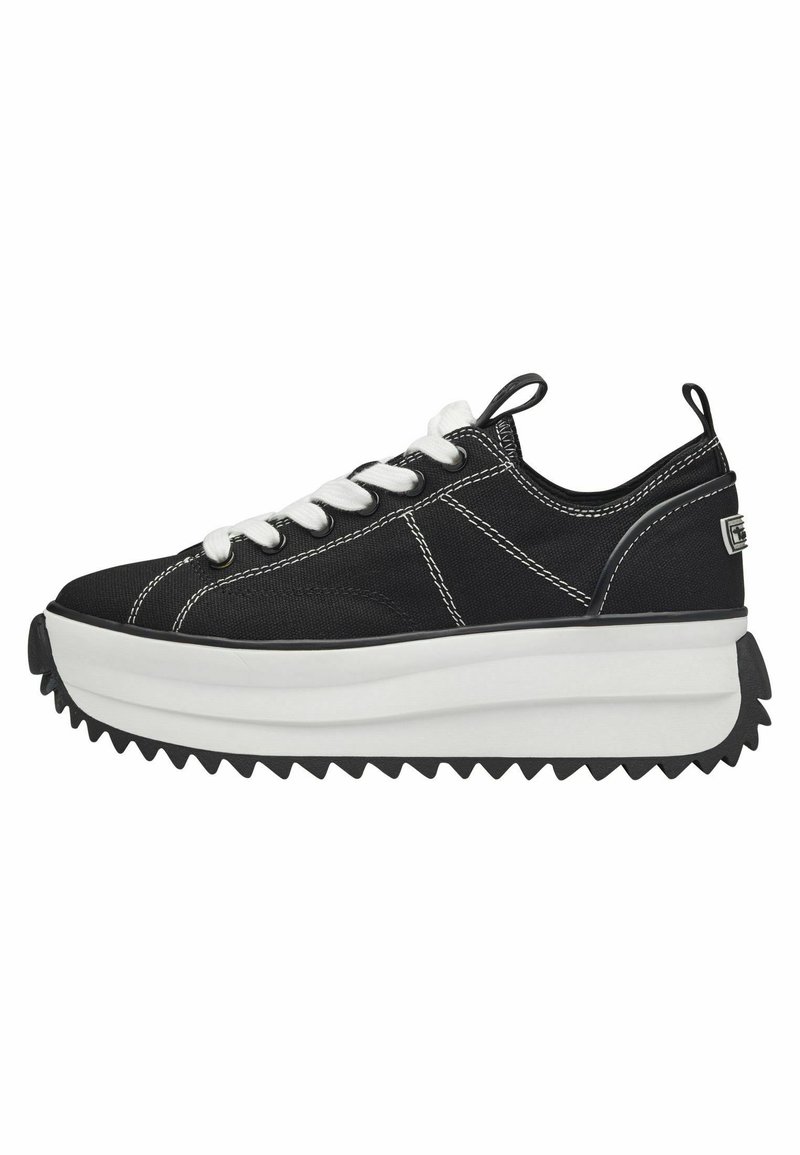 Czarne płócienne sneakersy z białymi akcentami, gruba biała podeszwa środkowa oraz teksturowana czarna gumowa podeszwa. Zawierają białe przeszycia i sznurowadła.