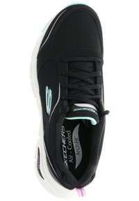Schwarzer Sportschuh mit Netzobermaterial, weißer Sohle, hellblauen Akzenten und einem Etikett. Bietet ArchFit- und Air-Cooled-Technologien für zusätzlichen Komfort.