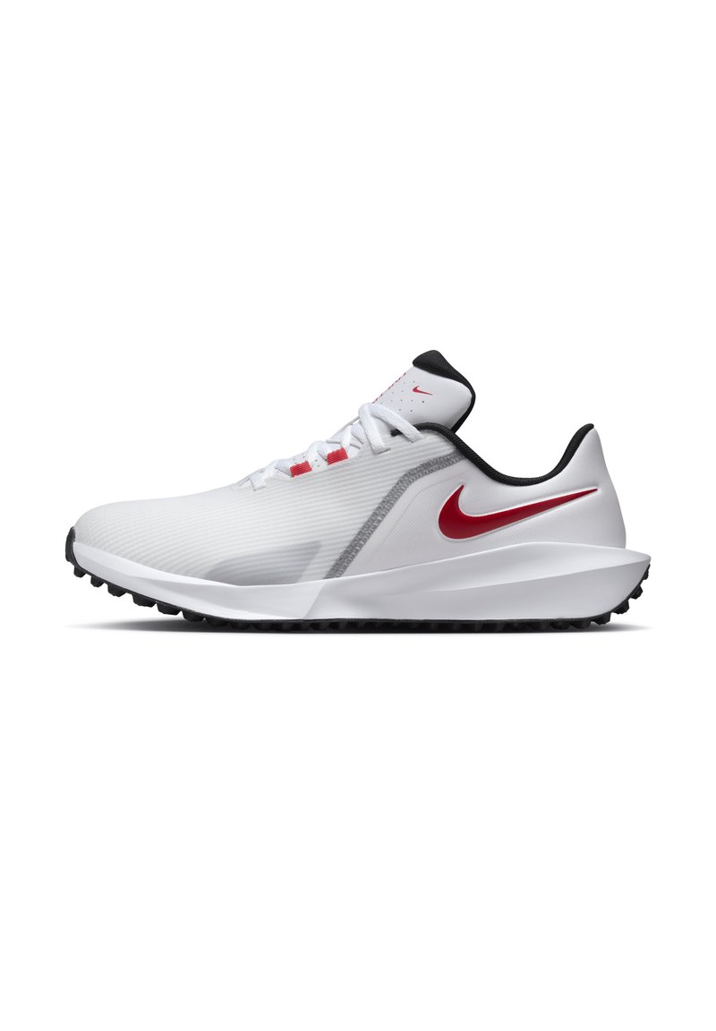 Pantofi sport albi cu un superior texturat, detalii roșii, o guler neagră și o talpă din cauciuc cu crampoane pentru aderență.