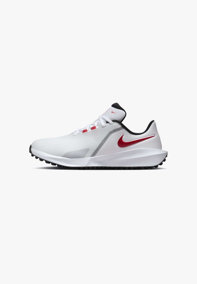 Pantofi sport albi cu un superior texturat, detalii roșii, o guler neagră și o talpă din cauciuc cu crampoane pentru aderență.