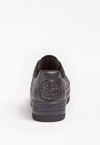 Schwarzer Ledersneaker mit strukturierter Gestaltung. Verfügt über ein rundes Logo an der Ferse und eine glatte Sohle. Minimalistisches Design mit flachem Profil.