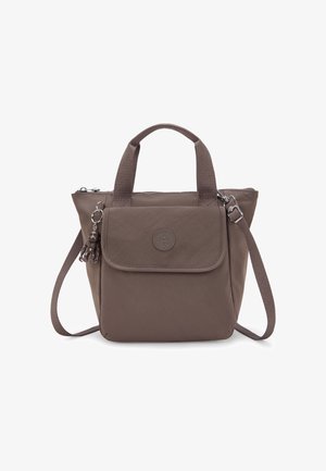 Bolsa de nailon marrón con asas dobles superiores, correa de hombro desmontable, bolsillo frontal con solapa, emblema circular y llavero decorativo.