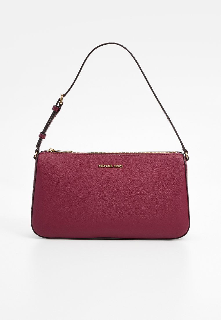 Clutch in pelle bordeaux con una texture morbida, hardware dorato e una tracolla staccabile. Presenta una chiusura con zip e un logo impresso sul davanti.