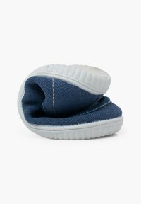 Papuci din pânză albastră cu talpă din cauciuc alb, rulați. Prezintă un material superior texturat și accente cusute. Design compact pentru o depozitare ușoară.