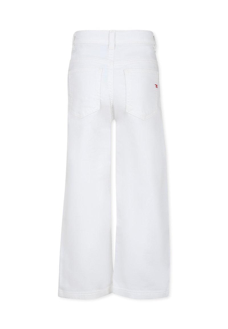 Jeans in denim bianchi a gamba larga con vita alta, dotati di due tasche posteriori e una sottile cucitura rossa sulla tasca destra. Texture liscia.