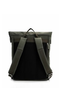 Sac à dos vert avec un design à rouleau, dos en mesh rembourré, bretelles ajustables et poignée supérieure, comportant une poche zippée et des accents solides.