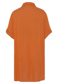 Camicia over size a maniche corte in tessuto arancione vivace. Presenta un colletto classico e una vestibilità rilassata con maniche arrotolate.