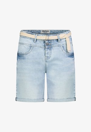 Hellblaue Jeansshorts mit aufgerollten Bündchen und vorderen Taschen, ausgestattet mit einem beige gewebten Gürtel, der durch Gürtelschlaufen gezogen ist.