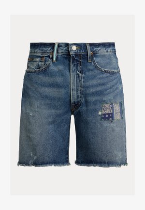 Farmer rövidnadrágok rojtos szegélyekkel, kis kopott részekkel és egy kék mintás anyagfolttal a jobb combon, elülső zsebekkel és övhurkokkal.