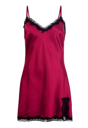 Czerwona satynowa nocna sukienka na cienkich ramiączkach, z czarnymi koronkowymi akcentami wzdłuż dekoltu i dolnej krawędzi. Gładka tekstura i długość do kolan.