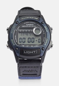 Relógio digital preto com um destaque azul, apresentando uma caixa em plástico, ecrã LCD retangular, botões rotulados para funções e bracelete em pele.