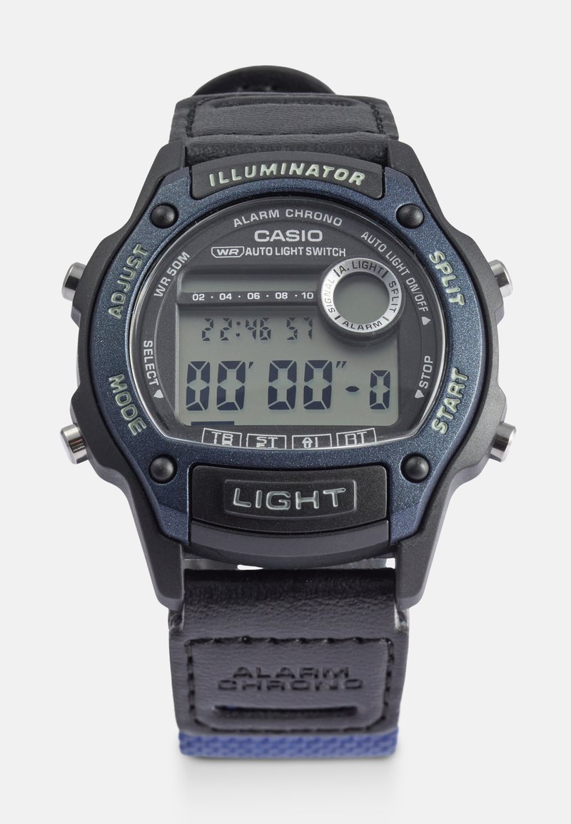 Relógio digital preto com um destaque azul, apresentando uma caixa em plástico, ecrã LCD retangular, botões rotulados para funções e bracelete em pele.