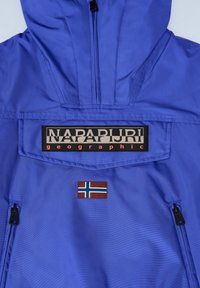 Fialová vodotěsná bunda s předním logem, zipovou kapsou a malou norskou vlajkou. Texturovaný materiál s kapucí.