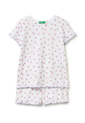 Weißes Kurzarm-Top und Shorts-Set mit kleinem rosa-blauem Erdbeermuster und blauen, wellenförmigen Kanten.