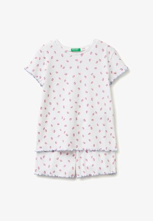 Wit setje met een top met korte mouwen en korte broek, bedrukt met een klein patroon van roze en blauwe aardbeien en afgewerkt met blauwe gegolfde randen.