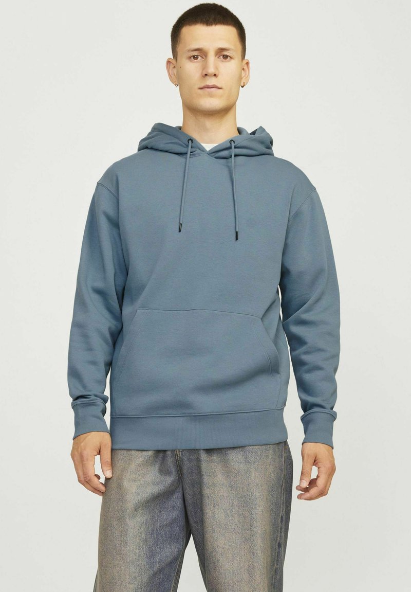 Blå bomulds hoodie med kængurulomme, snor i hætten og ribbede manchetter, med en blød tekstur og afslappet pasform.