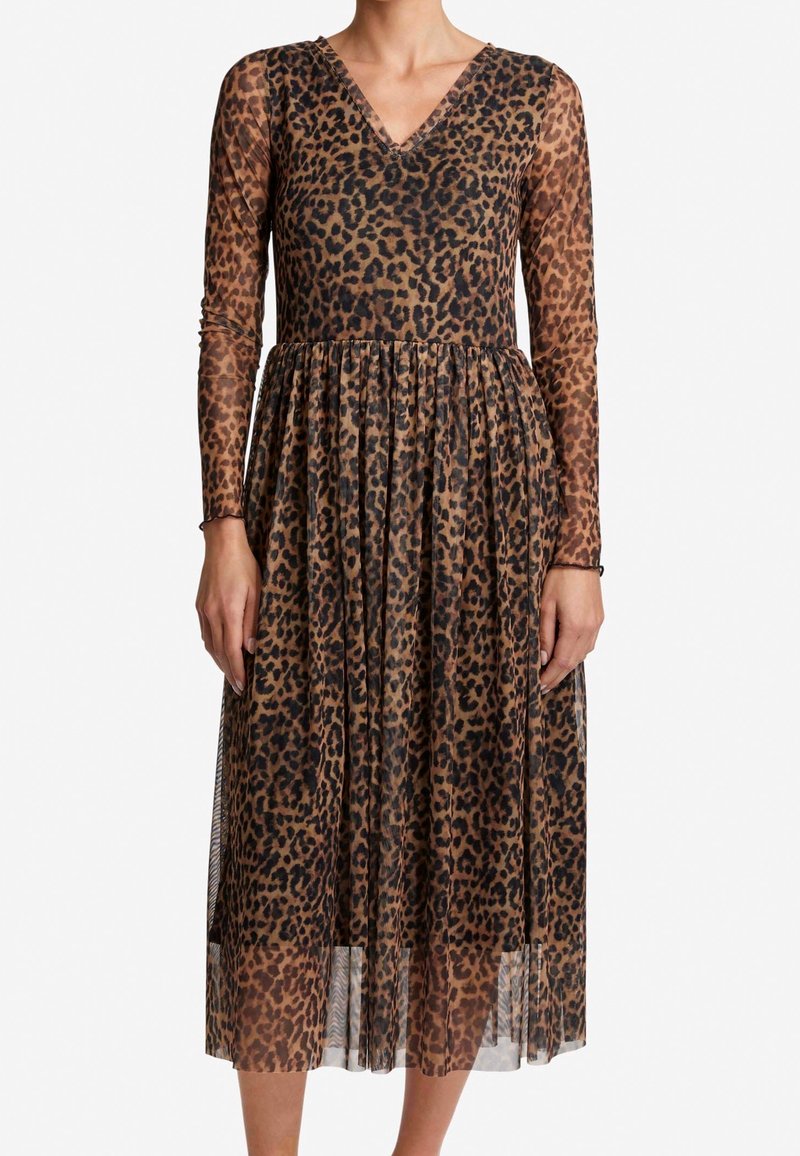 Leopardi-kuvioinen pitkähiha, V-pääntiellä varustettuna, vyöllä ja laskostetulla hameella, valmistettu kevyestä ja läpikuultavasta kankaasta.