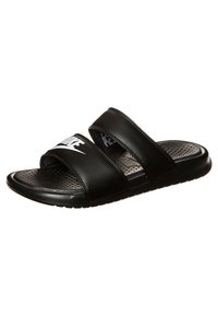Mule Nike noire avec deux brides réglables, logo Nike blanc sur la bride supérieure, et semelle intérieure texturée pour l’adhérence et le confort.