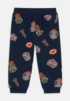 Marineblaue Jogginghosen mit bunten Basketball- und College-Motiven, elastischem Bund und schmal zulaufenden Säumen.