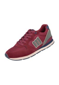 Zapatilla burdeos con cordones en la parte frontal, logo de la marca en gris "m" en el costado, suela en azul marino y beige, y parche en el talón en gris.