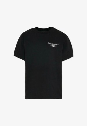 Zwart T-shirt met korte mouwen en ronde hals, met witte tekst "Givenchy 3, Avenue George V Paris" op de linkerborst.