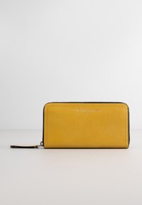 Unselected, pale banana