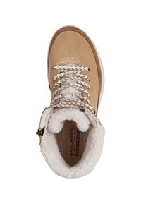 Bota corta de ante color canela con forro de piel sintética blanca, cordones con estampado y cremallera lateral. La plantilla acolchada tiene la etiqueta "Air Cooled Goga Mat."