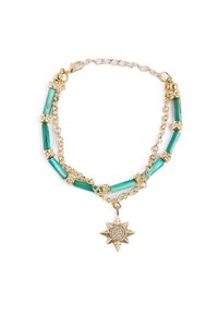 Bracciale in tonalità oro con catena, caratterizzato da perline cilindriche verdi e separatori rotondi, adornato con un ciondolo a forma di stella impreziosito da pietre trasparenti.
