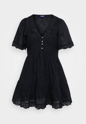 Abito nero realizzato in tessuto leggero con corpino aderente, maniche a sbuffo corte, scollatura a V, dettagli con bottoni e accenti ricamati sulla gonna.