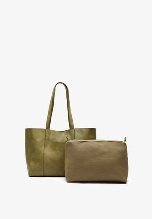 Bolso tote de cuero verde oliva con dos asas, junto a un estuche más pequeño de tela verde oliva con cremallera. Superficies lisas y texturizadas.