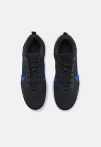 Baskets de sport noires avec des accents bleus. Fabriquées en maille texturée avec des lacets et une semelle en caoutchouc blanc. Présentent un logo sur la languette.