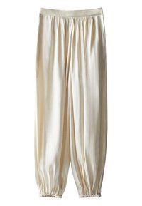 Pantalon ample de couleur crème avec une ceinture et des poignets élastiqués froncés, fabriqué en tissu doux et léger, adapté pour une tenue décontractée.