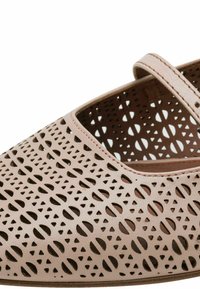 Růžová kožená bota s perforovaným vzorem, kulatou špičkou a páskem přes kotník pro lepší podporu.