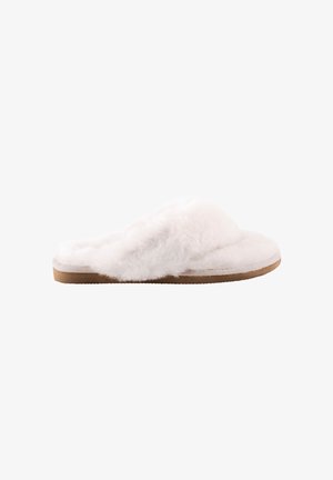 Chaussons glissants blancs et moelleux avec une texture douce, dotés d'une semelle de couleur claire et d'un design ouvert. Idéaux pour une utilisation intérieure.