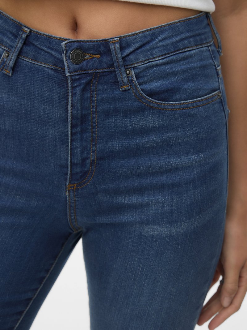 Blaue Denim-Jeans mit hoher Taille, mit einem frontalen Knopfverschluss, klassischem Fünf-Taschen-Design und dezentem Ausbleichen an den Oberschenkeln.