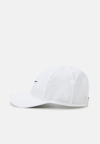 Weißer Hut mit gebogenem Schirm, aus leichtem Material gefertigt. Verfügt über Netzeinsätze für Atmungsaktivität und ein kleines schwarzes Logo auf der Vorderseite.