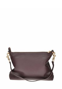 Borsa in pelle di un intenso bordeaux con una finitura testurizzata, chiusura con zip e una tracolla removibile con accessori in tonalità oro.