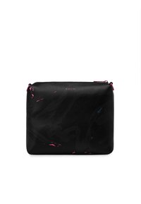 Černá kožená taška s mramorovým vzorem, který obsahuje růžové a modré akcenty, horní zipové uzavření a vyražené logo 'VUCH' na přední straně.