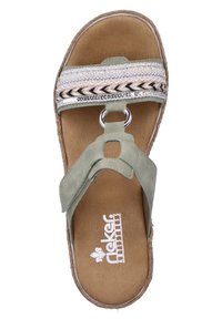 Sandale à glissière en suède vert avec une sangle décorative tressée et des accents en argent. Semelle intérieure rembourrée et design à bout rond. Semelle en jute.