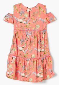 Korálové šaty s ramínky bez rukávů, s živým zvířecím potiskem ze zebřích a žirafích motivů, vrstvenou sukní a květinovými akcenty.