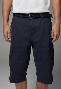 Marine Cargo-Shorts aus leichtem Material, mit mehreren Taschen, in geradem Schnitt und einem gewebten Gürtel mit Metallverschluss.
