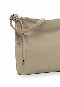 Beige Lederhandtasche mit strukturiertem Finish, ausgestattet mit einem schmalen Schulterriemen und silberfarbener Hardware.